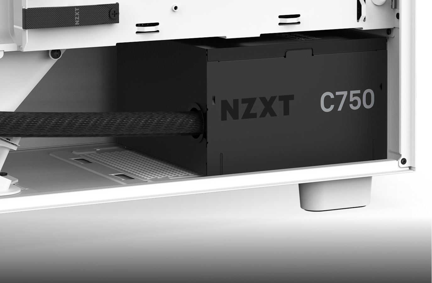 PC avec l'alimentation NZXT C750 Bronze installée dans le boîtier avec le panneau arrière enlevé.